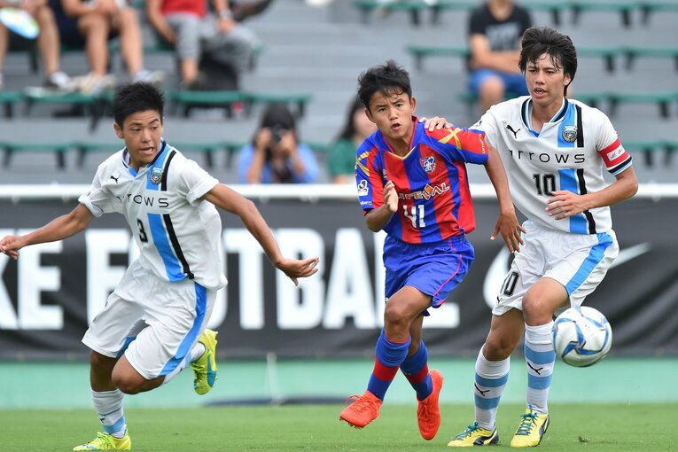 2016年クラブユース選手権での久保建英（中央／当時15歳）と田中碧（右／当時18歳） ©AFLO