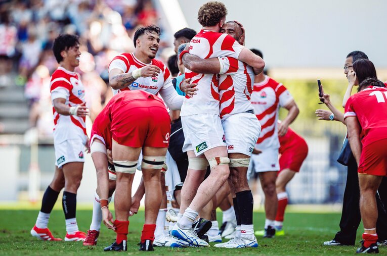 12年ぶりにウェールズを撃破し、試合後にリーチマイケル（36歳）を抱き上げるワーナー・ディアンズ（23歳） ／ photograph by Kiichi Matsumoto