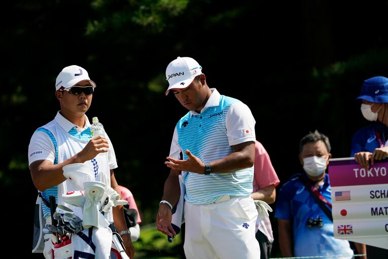 最終日13番ティーショットを打った後、左手を見つめる松山　©︎Shizuka Minami