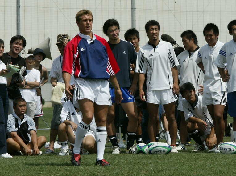 2004年、来日したウィルキンソンを羨望の眼差しで見つめる若き日の五郎丸（後方）　©︎Motoo Naka/AFLO