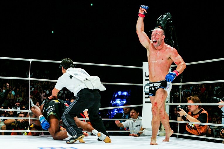 意識を失ってロープに倒れ込むジャクソンと、喜びを爆発させるシウバ　©Susumu Nagao