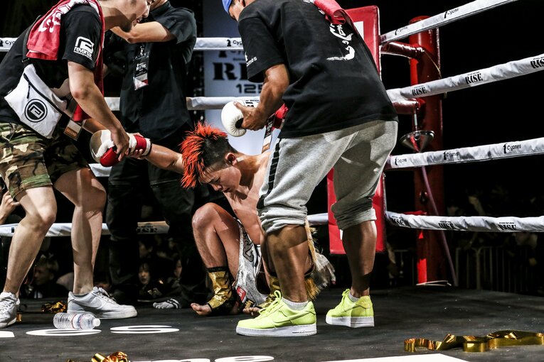 コーナーで座り込む那須川天心　©Susumu Nagao