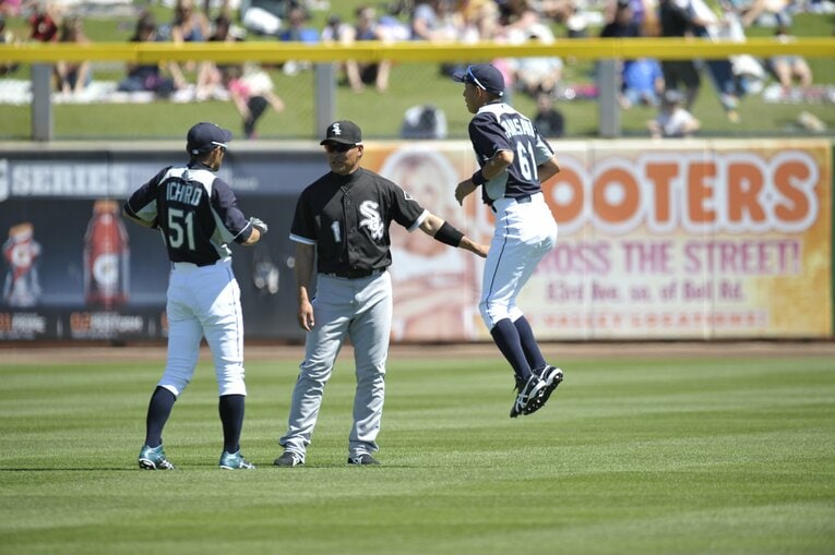 ホワイトソックス時代の福留。マリナーズ戦の試合前にイチロー（左）、川崎（右）と談笑　©Naoya Sanuki