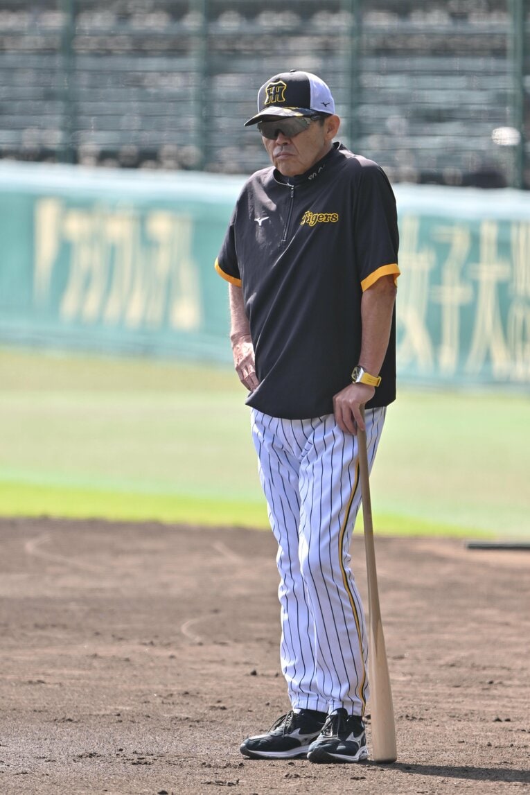 2024年のCSファーストステージ前日、バットを杖代わりにしてグラウンドに立つ岡田彰布　©JIJI PRESS