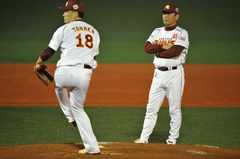 楽天の一軍投手コーチ時代の佐藤義則（右）　©︎Hideki Sugiyama