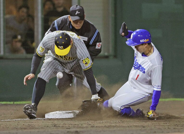 ノーアウト2塁からのバントに捕手は封殺を狙ったが、佐藤輝が捕球できず…　©JIJI PRESS