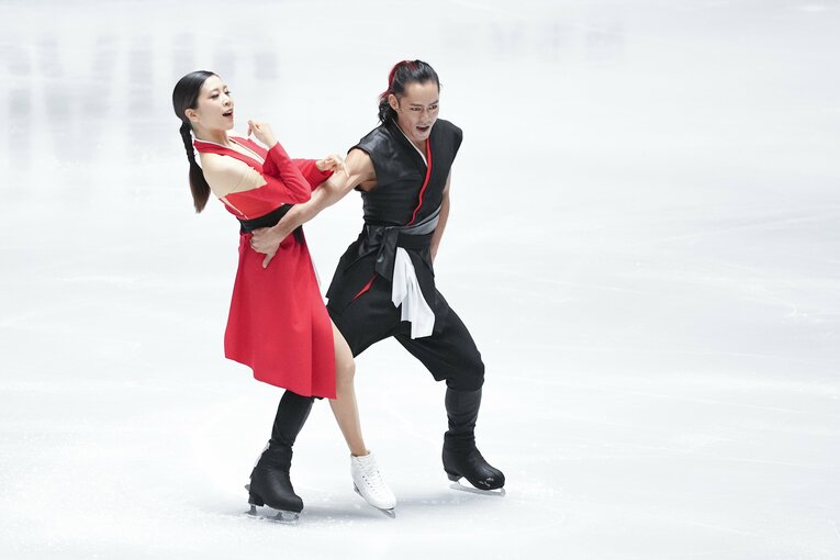 NHK杯SPで演技を行う村元＆高橋