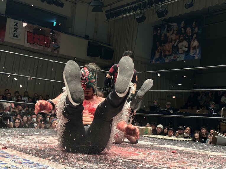 スワイプすると「エル・デスペラードvs葛西純」など激闘写真をご覧になれます　©Norihiro Hashimoto