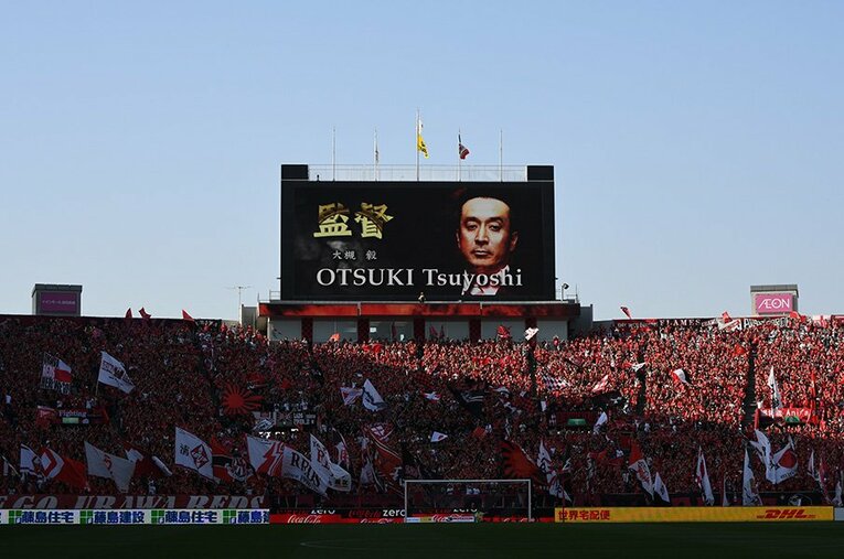埼玉スタジアムでは大槻監督が紹介されると、ひときわ大きい拍手が。 ／ photograph by Getty Images