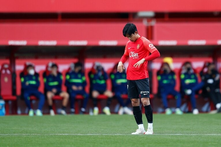 久保建英“オレが蹴る”FK弾→手荒い祝福に「い、痛いんですけど」 カメラマンが至近距離でとらえた一撃と、ファンから“感謝の大拍手”(11)