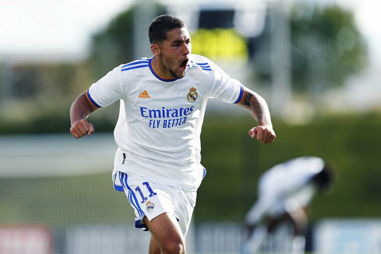 レアルの18歳日本人・中井卓大が「写真撮ってよー！」 無邪気さと表裏一体な《CLを含めた超シビアな競争》の舞台ウラ(16)