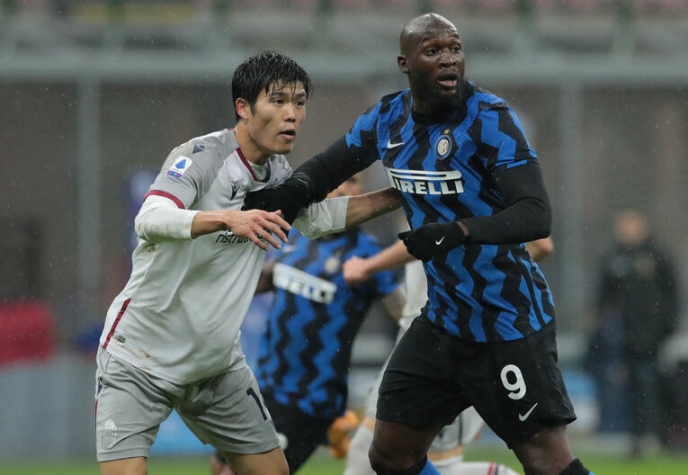 ボローニャ時代、ルカクとのマッチアップ　©Getty Images