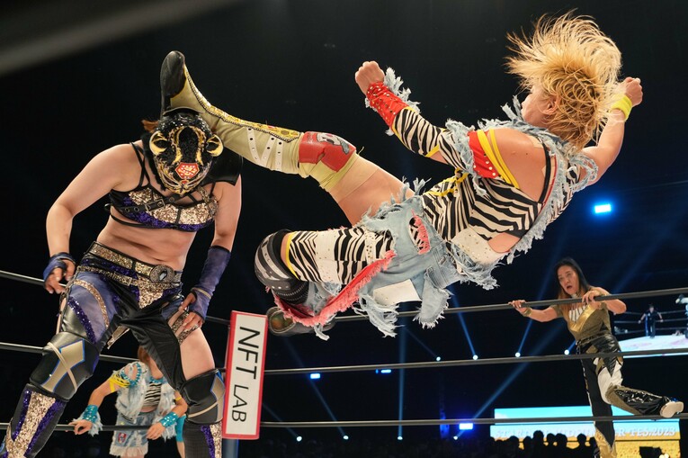 スターライト・キッドに延髄斬りを見舞う高橋奈七永