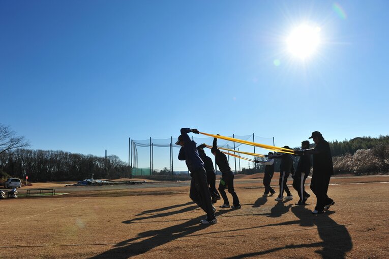 私設練習場でのトレーニング風景　※『誰も書けなかった ジャンボ尾崎』より