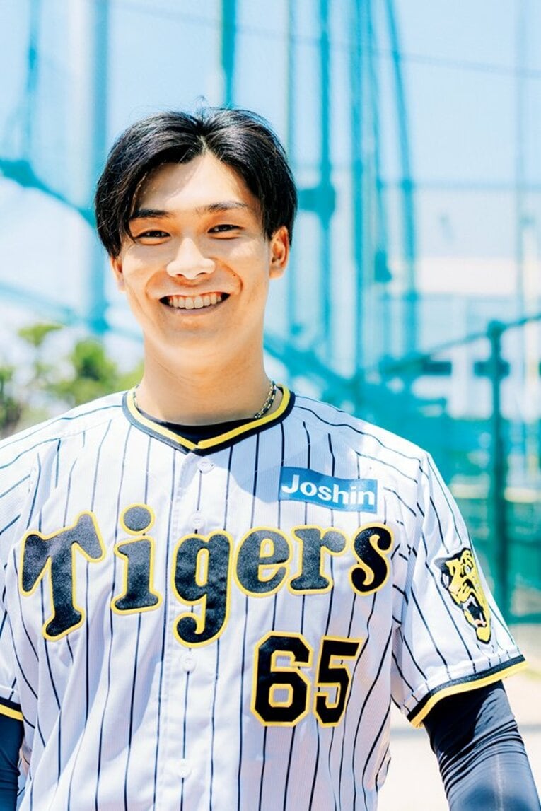 1999年7月17日、三重県生まれ。聖光学院高、富山GRNサンダーバーズを経て、'19年にドラフト6位で阪神入り。昨季は登板59試合で43ホールド、セ・リーグの最優秀中継ぎ賞に輝き、独立リーグ出身で初の投手タイトルを獲得した。'23年WBC日本代表。183cm、82kg　©︎Kiichi Matsumoto