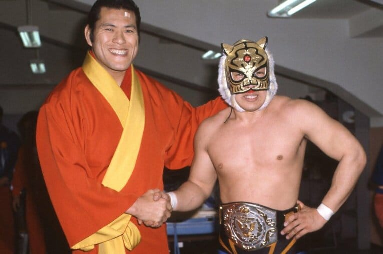 WWFジュニアヘビー級王座の初防衛に成功し、アントニオから祝福されるタイガーマスク（1982年1月28日） ／ photograph by 東京スポーツ新聞社