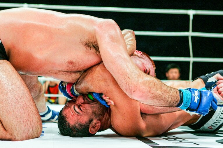 渾身の力でスピニングチョークを極めるノゲイラ　©Susumu Nagao