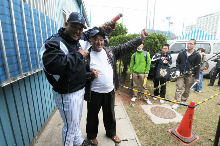 沖縄でそっくりさんと出会った現役時代のラミレス　©Shigeru Tanaka