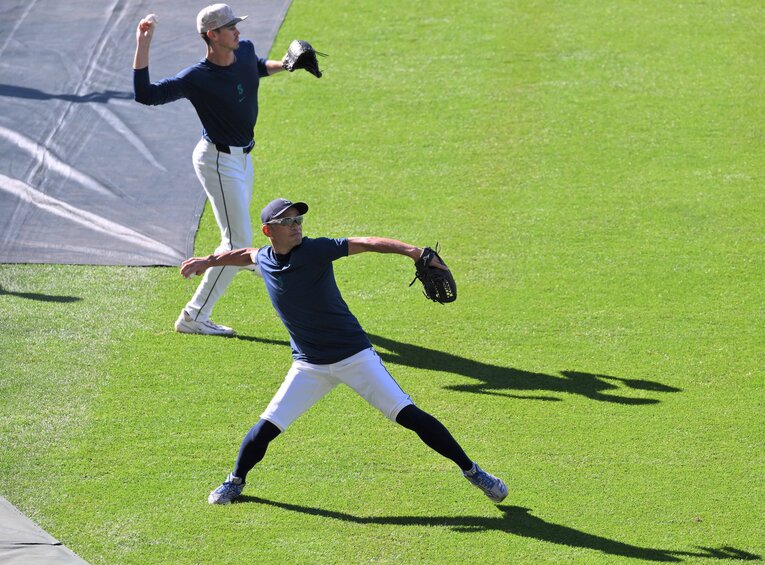 キャッチボールするイチローさん　©︎JIJI PRESS