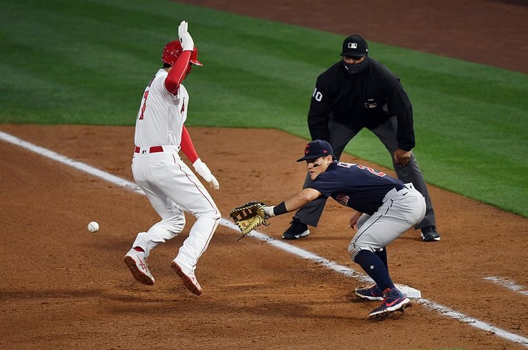 牽制球に慌てて戻る©Getty Images