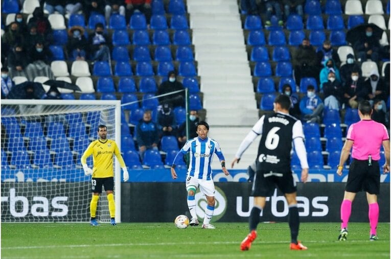 柴崎岳vs岡崎慎司が《ユニフォームを引っ張ってバチバチ》 撮影カメラマンが凍えそうな雨中で捉えた“熱いバトル”の瞬間(9)