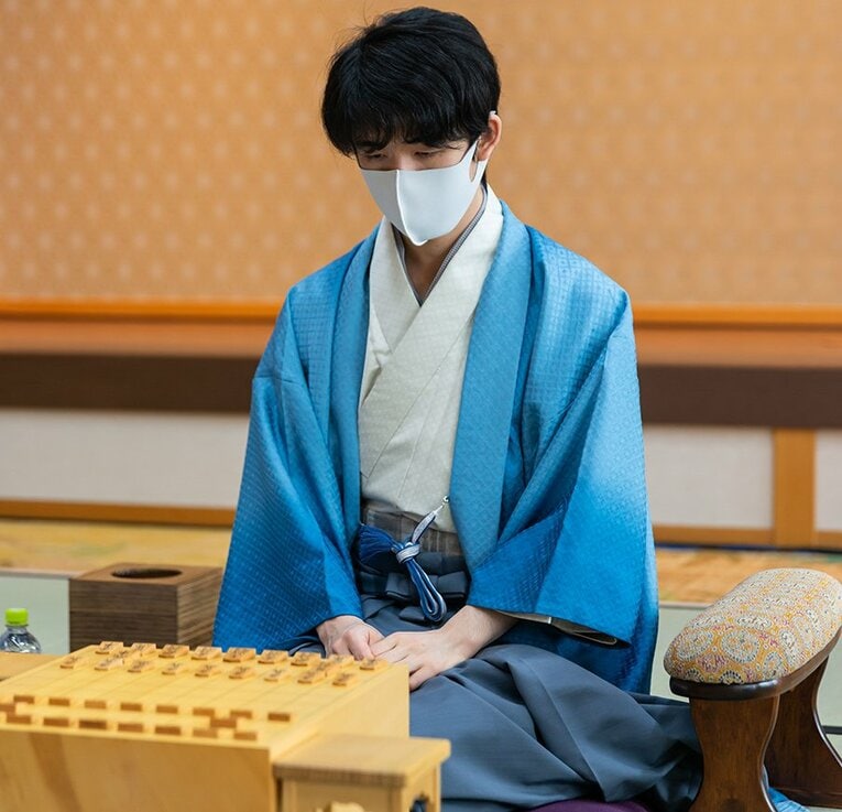 水色の和服姿の藤井聡太 ／ photograph by 日本将棋連盟