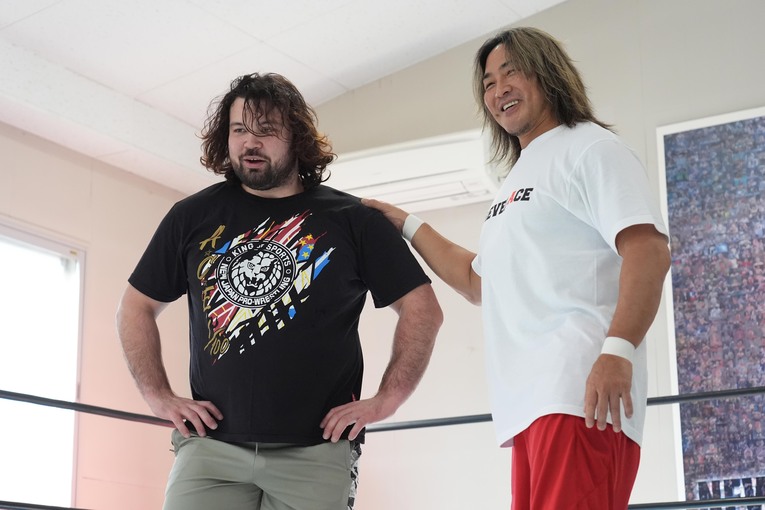 1月4日にデビューするウルフアロンと引退する棚橋弘至　©Essei Hara