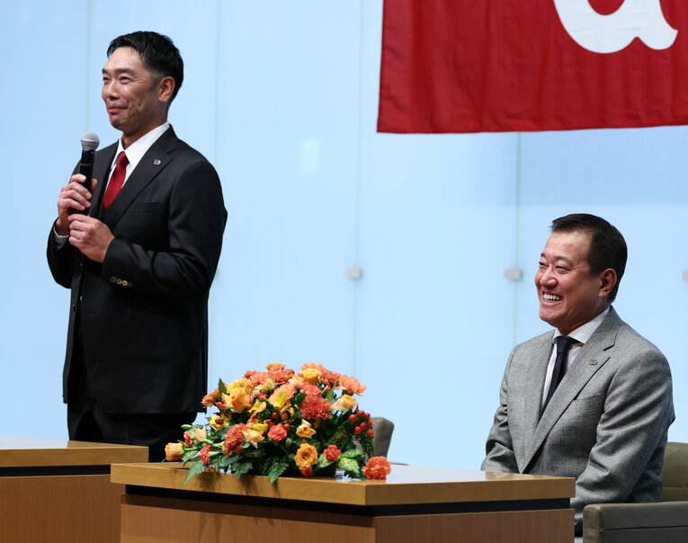 就任の記者会見に臨んだ巨人の阿部慎之助新監督。原辰徳前監督（右）も同席した　©︎JIJI PRESS