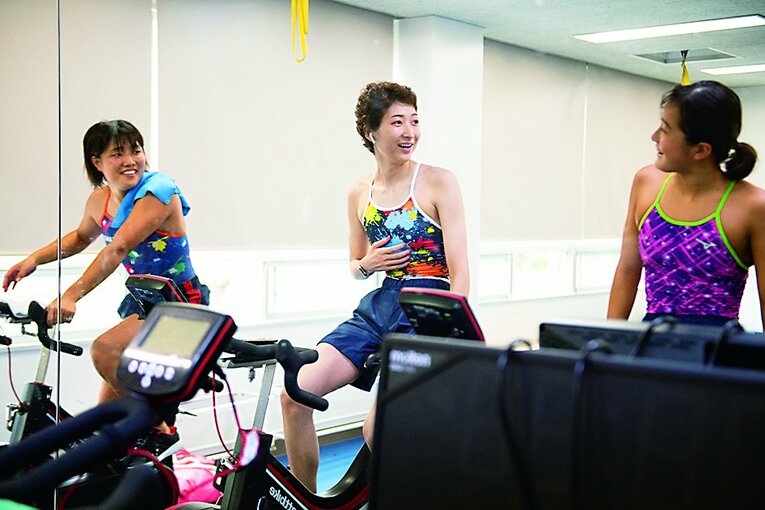 エアロバイクのトレーニングではチームメイトを引っ張るまで体力も復活　©︎Asami Enomoto