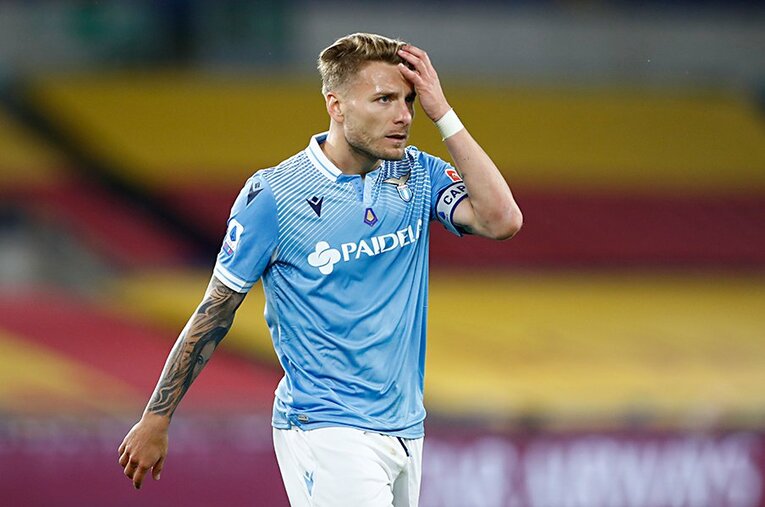 ワクチン注射を受けたことを会見で報告したインモービレ ／ photograph by Getty Images