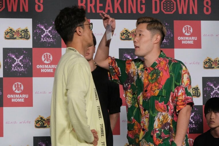 会見で清水を挑発するぬりぼう　©Norihiro Hashimoto