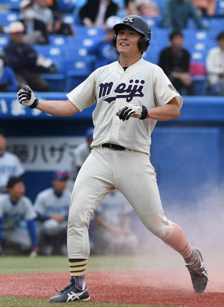 明治大時代の佐野恵太。2016年ドラフト9位指名を受け、横浜DeNA入りする　©Sankei Shimbun