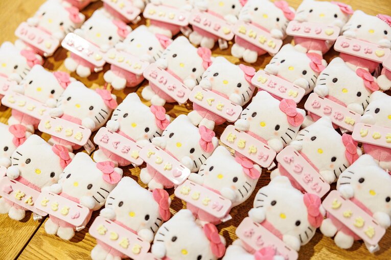 サッカー教室の最後に、協賛社の（株）サンリオから提供された「サンキューカード」に親への感謝の気持ちを記入する子どもたち。お土産には各自の名前入り「ハローキティまいぱちるん」がプレゼントされた　©Kiichi Matsumoto