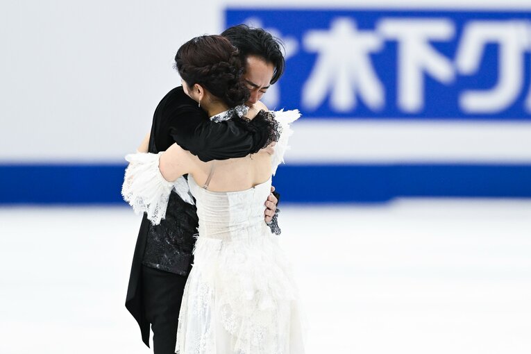 フリーダンスの演技直後に歓喜の抱擁をかわす2人。場内はあたたかな拍手に包まれた　©Asami Enomoto