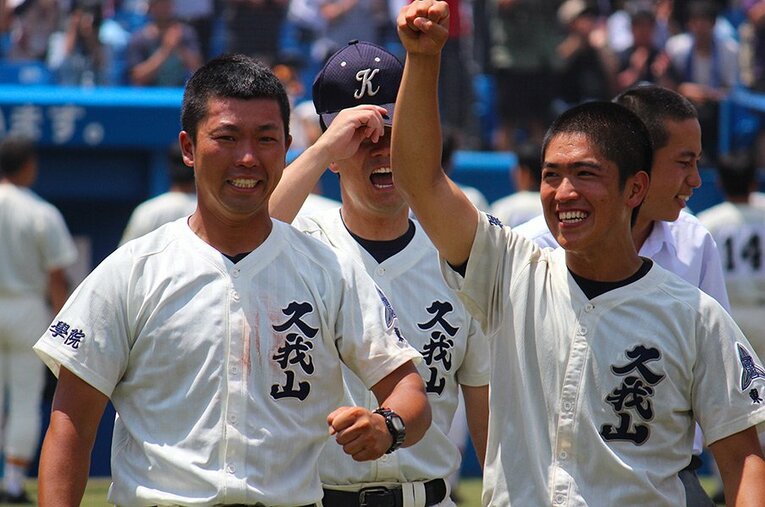 28年ぶりの夏の甲子園の切符を手にした国学院久我山。中澤直之主将（右）と喜ぶ尾崎直輝監督。 ／ photograph by Yu Takagi