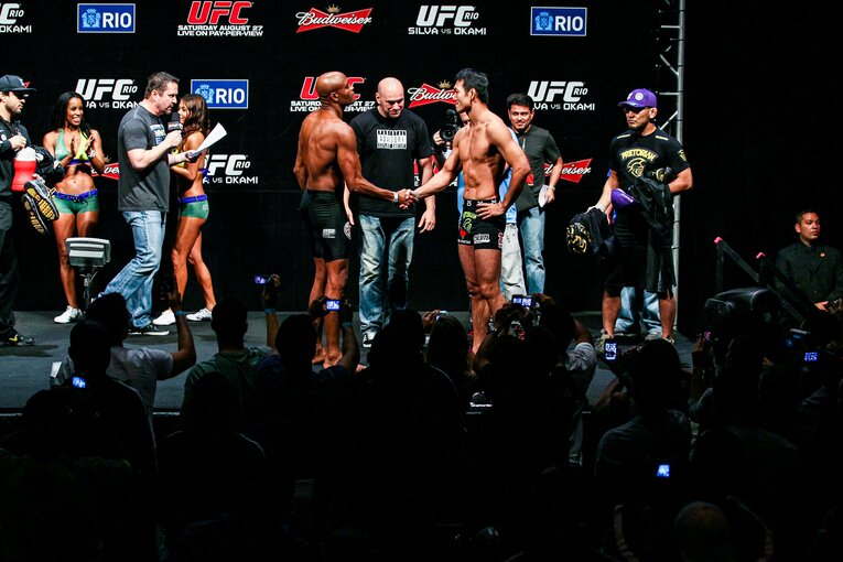 2011年8月、『UFC 134』で行われた世界ミドル級タイトルマッチ。計量で握手をするアンデウソン・シウバと岡見勇信　©Susumu Nagao