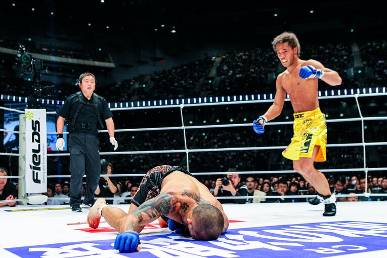 金原の右カウンターがヒットし、前のめりに倒れ込むKID（3枚目／全5枚） ©Susumu Nagao