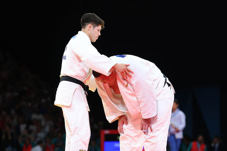 団体決勝、リネールに敗れ涙を流す斉藤に言葉をかけた場面　©AFLO