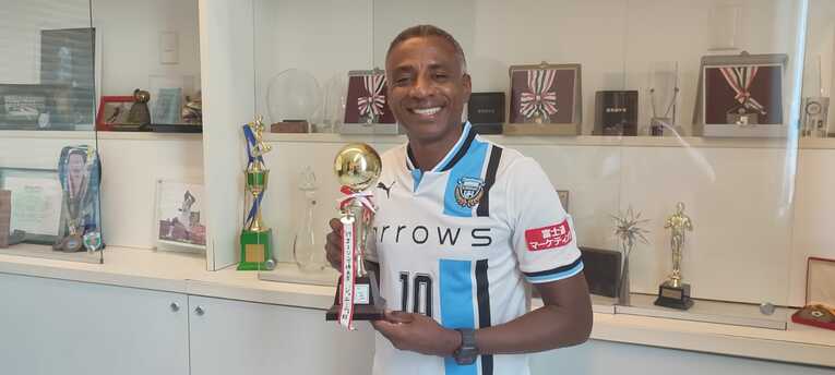 ファンから贈られた手作りの得点王トロフィーを手に…写真はまだまだ続きます　©Hiroaki Sawada