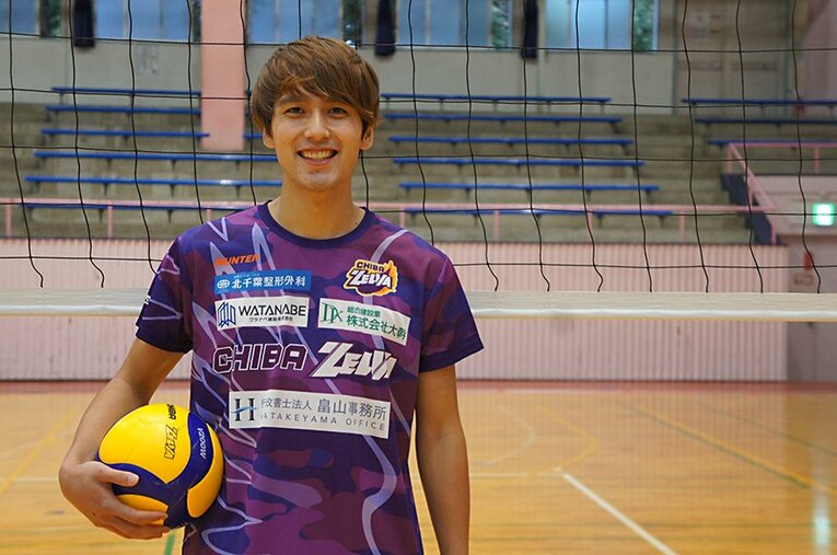 現在はミドルブロッカーに挑戦中の羽富。新シーズンに向け、充実の毎日を過ごしている ／ photograph by Hiromi Ishii