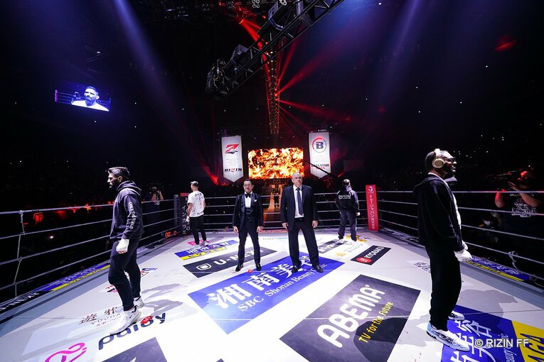 『RIZIN.40』RIZINとBellatorによる5対5全面対抗戦のオープニング　©RIZIN FF