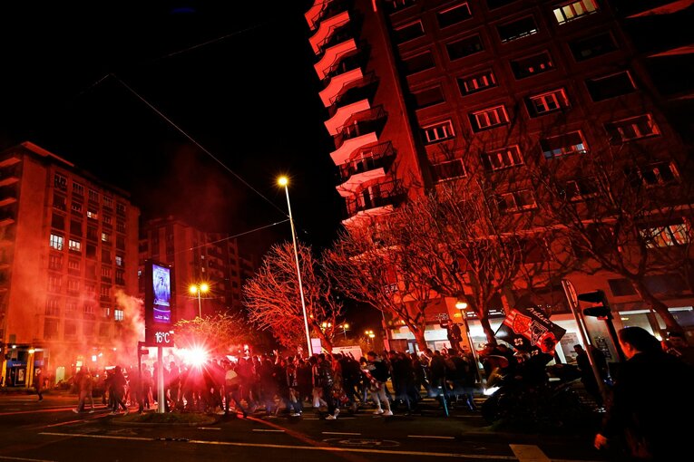 「“クボの疑惑PK”を写真で見ると」「日本代表ユニの少年も」ダービー熱狂のゴラッソ…映像で伝わりきらない“MVP久保建英”の英雄ぶり(8)