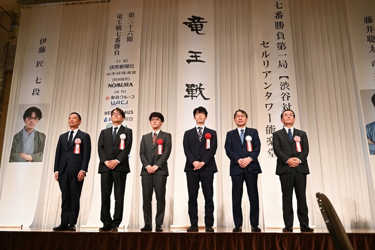 左から羽生（左から2番目）、伊藤、藤井の3人が並んだ豪華ショット　©Keiji Ishikawa