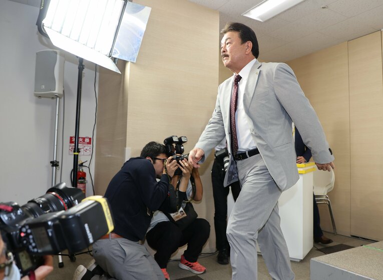 10月17日、退任会見を終え、席を立つ藤本監督　©JIJI PRESS