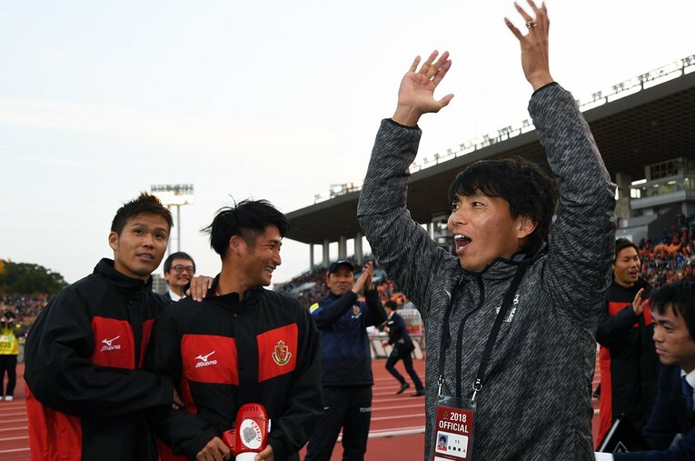 2018年J1最終節で残留を決め、喜ぶ佐藤寿人ら　©Getty Images