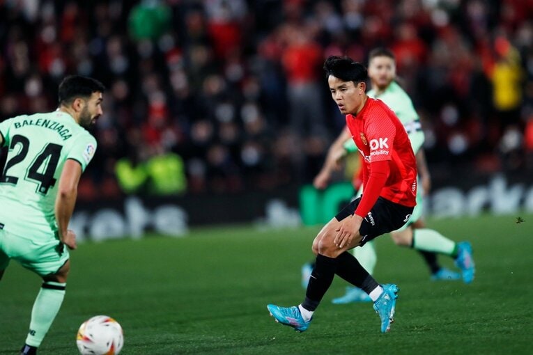 久保建英の“劇的決勝ゴール後に消えた疾走”は「客席に飛び込みたかったけど高すぎて無理」だった？《カメラマンが見た真相》(24)