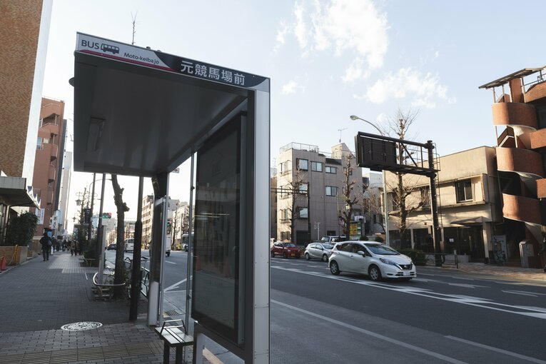 「元競馬場前」のバス停でおりた。さて競馬場の痕跡はあるのだろうか？