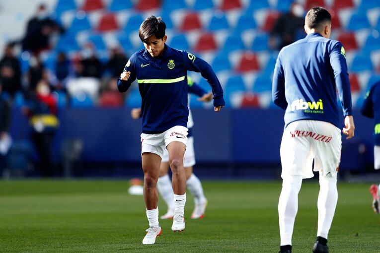 敵地の少年ファンから「KUBO！」と声が飛ぶ人気の中… 久保建英が“万全でなくても”フル出場で頼られた理由〈撮影者の視点〉(5)