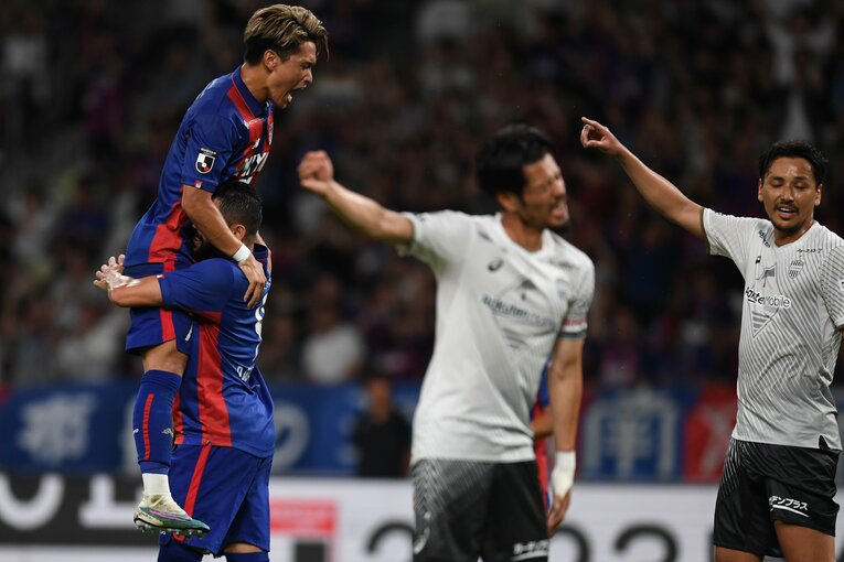 2023年、松木を抱っこするディエゴ　©Getty Images