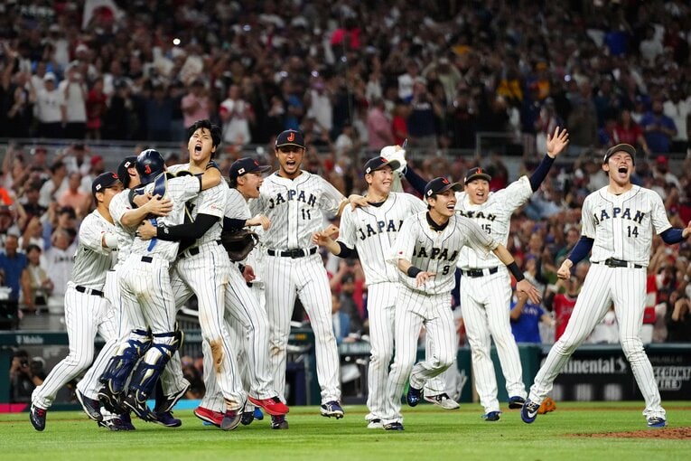 喜びを爆発させる大谷翔平と侍ジャパンの選手たち　©Getty Images